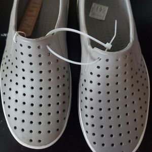 Grey Native Shoe's size 4 youth- NEW